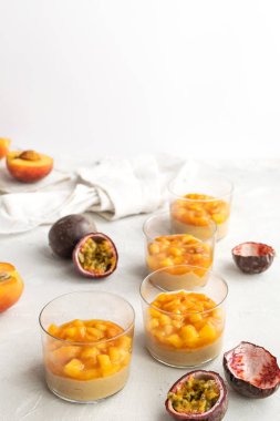 Karamel Panna Cotta, şeftali ve tutku Miao ile muhallebi puding