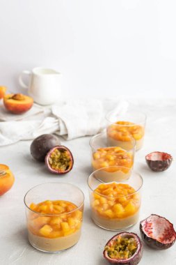 Karamel Panna Cotta, şeftali ve tutku Miao ile muhallebi puding