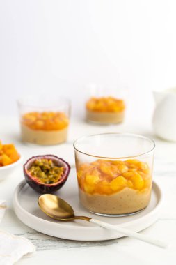 Karamel Panna Cotta, şeftali ve tutku Miao ile muhallebi puding