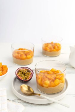 Karamel Panna Cotta, şeftali ve tutku Miao ile muhallebi puding