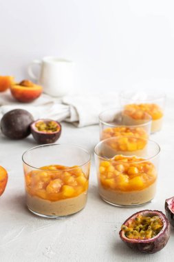 Karamel Panna Cotta, şeftali ve tutku Miao ile muhallebi puding
