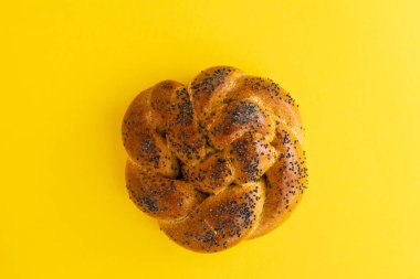 Rustik ahşap arka planda Challah ekmek, üst görünüm, kopya alanı