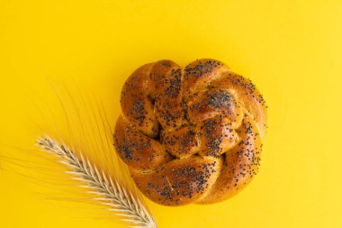 Rustik ahşap arka planda Challah ekmek, üst görünüm, kopya alanı