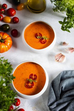 Bir kase geleneksel İspanyol domates çorbası gazpacho