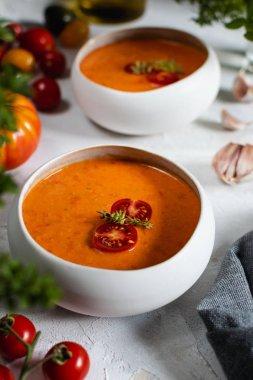 Bir kase geleneksel İspanyol domates çorbası gazpacho