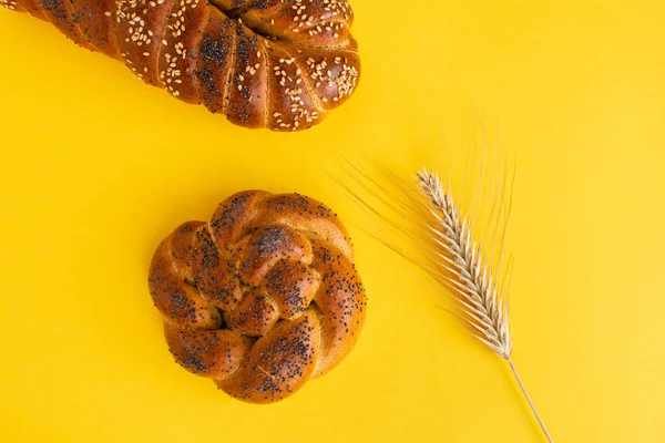 Challah chléb na rustikálním dřevěném pozadí, vrcholové zobrazení, kopírovací prostor — Stock fotografie