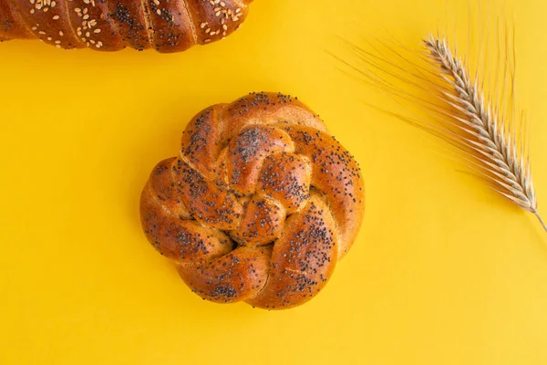 Challah chléb na rustikálním dřevěném pozadí, vrcholové zobrazení, kopírovací prostor — Stock fotografie