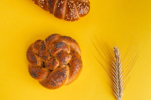 Challah chléb na rustikálním dřevěném pozadí, vrcholové zobrazení, kopírovací prostor — Stock fotografie