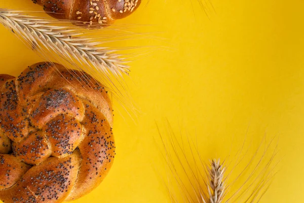 Rustik ahşap arka planda Challah ekmek, üst görünüm, kopya alanı