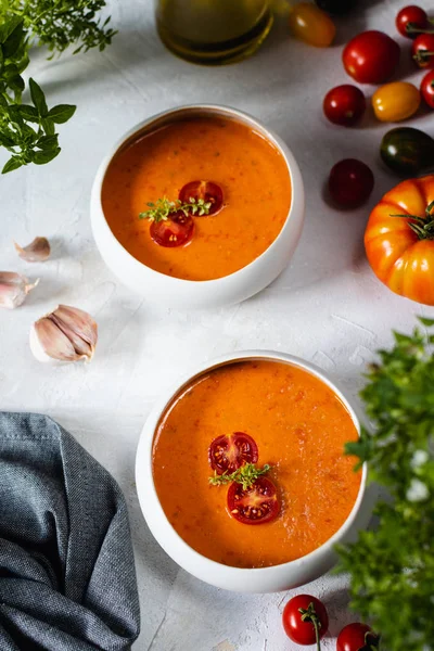 Hagyományos spanyol paradicsomleves Gazpacho egy tálba — Stock Fotó