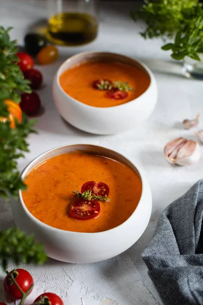 Bir kase geleneksel İspanyol domates çorbası gazpacho