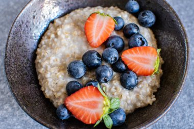Çilek ve yaban mersini closeup ile yulaf ezmesi