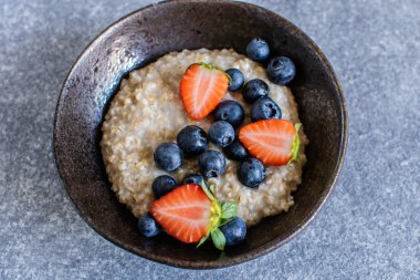 Çilek ve yaban mersini closeup ile yulaf ezmesi