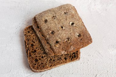 Beyaz beton arka plan üzerinde çavdar ekşi hamur fin gözleme,