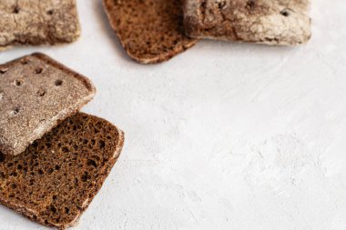 Beyaz beton arka plan üzerinde çavdar ekşi hamur fin gözleme,