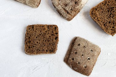 Beyaz beton arka plan üzerinde çavdar ekşi hamur fin gözleme,