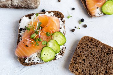 Çavdar ekmeği, füme somon, salatalık ve microgreens