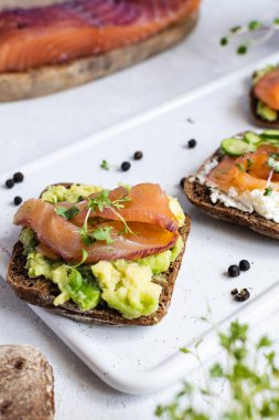 Çavdar ekmeği, füme somon, salatalık ve microgreens