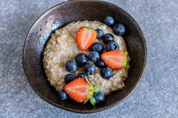 Çilek ve yaban mersini closeup ile yulaf ezmesi