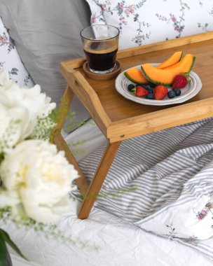 Yatakta romantik kahvaltı