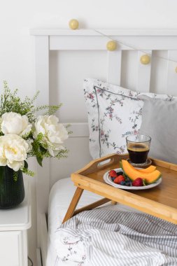 Yatakta romantik kahvaltı