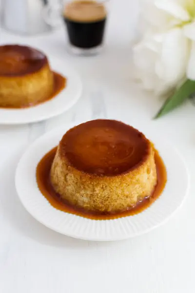 Flan au caramel, dessert créma catalana sur table en laine blanche — Photo