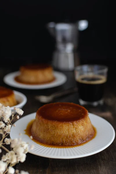 Flan au caramel, dessert créma catalana sur table en laine marron foncé — Photo