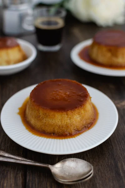 Flan au caramel, dessert créma catalana sur table en laine marron foncé — Photo