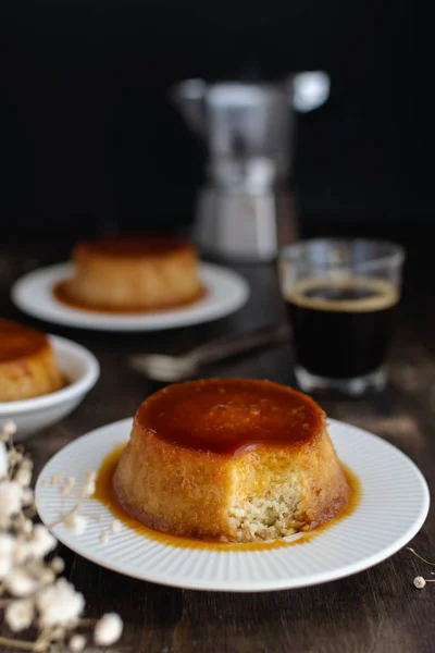 Flan au caramel, dessert créma catalana sur table en laine marron foncé — Photo