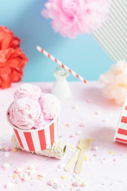 Renkli doğum günü partisi konsepti, kutlama, dondurma, konfeti