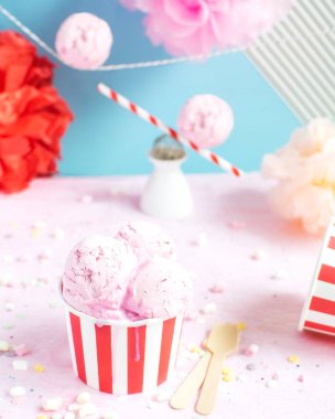 Renkli doğum günü partisi konsepti, kutlama, dondurma, konfeti