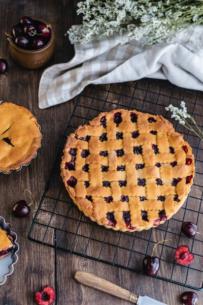 Pastel de cereza fresca con ingredientes sobre fondo rústico de madera, t —  Fotos de Stock