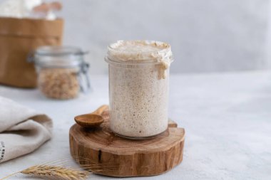 Etkin köpüklü ekşi ekmek başlatıcı, ışık tablosunda sağlıklı fermantasyon süreci, boşluğu kopyala