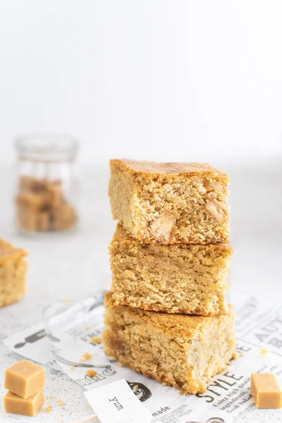 Close Toffee Caramel Blondies Sweet Pastry Light Table Copy Space — Stock Photo, Image