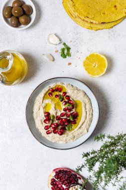 Levantine aperatifi Baba ghanoush fırında patlıcan aperatifi nar tohumlarıyla servis edilir, üst görünüm