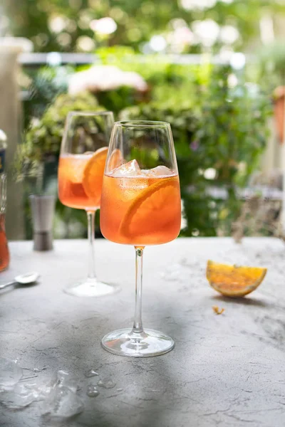 Cocktail Italien Apéro Spritz Rafraîchissant Verre Vin Avec Fond Feuillage — Photo