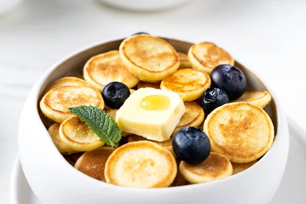 Trendy Hausgemachtes Frühstück Pfannkuchen Müsli Mini Pfannkuchen Mit Beeren Weißer — Stockfoto