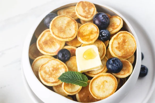 Trendy Hausgemachtes Frühstück Pfannkuchen Müsli Mini Pfannkuchen Mit Beeren Weißer — Stockfoto