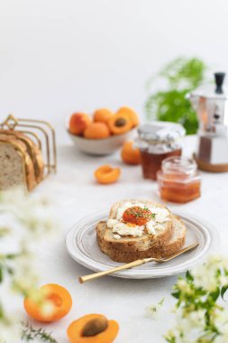 Tost ekmeği, ev yapımı kayısı reçeli ve sağlıklı meyve reçeli ile güzel servis edilen yaz kahvaltısı.