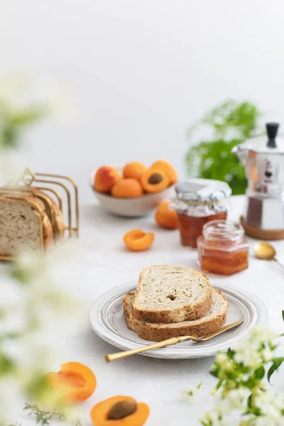 Schön Serviertes Sommerfrühstück Mit Geröstetem Brot Und Hausgemachter Marillenmarmelade Gesunden — Stockfoto