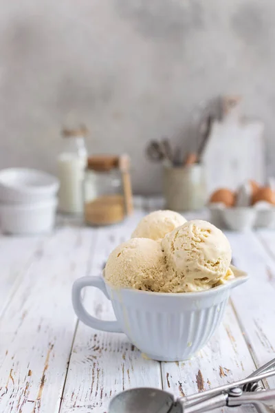 白い木製のテーブルの上にセラミックカップで素朴な自家製クリーミーアイスクリーム コピースペース — ストック写真