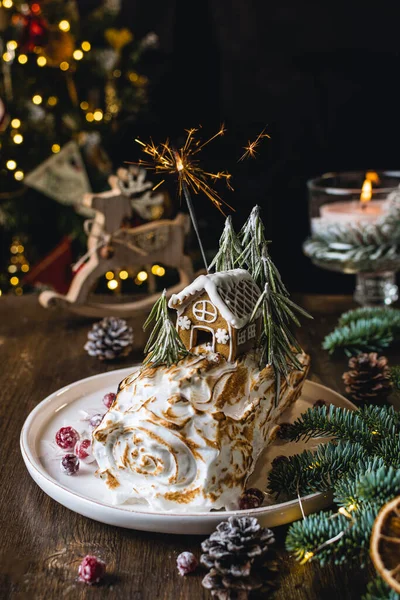 Noel tatlısı, zencefilli kurabiye evi süslemeli kremalı pasta, ışık süslemesi.