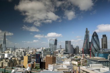 Mavi bulutlu gökyüzü karşı Londra modern manzarası