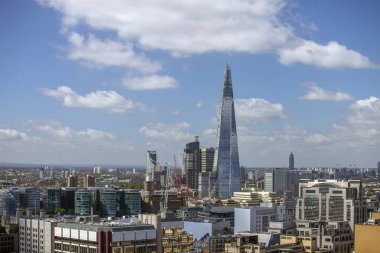 Mavi bulutlu gökyüzü karşı Londra modern manzarası