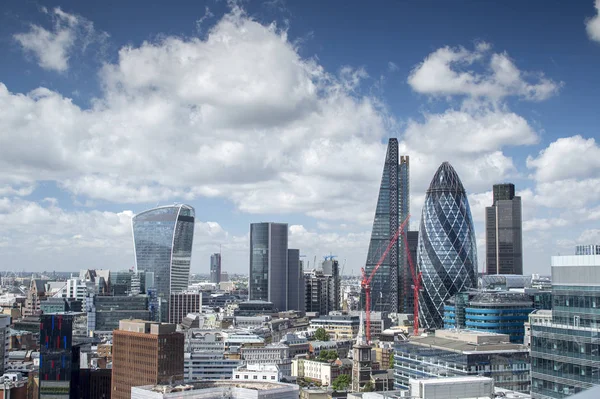 伦敦现代天际线对抗蓝云天空 — 图库照片