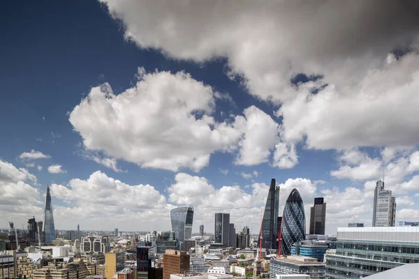 Moderne Skyline Van Londen Tegen Blauwe Bewolkte Hemel — Stockfoto
