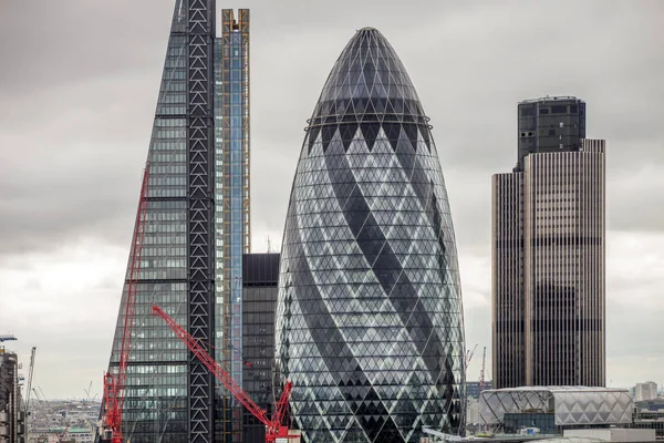 Fechar Arquitetura Moderna Londres Contra Céu Nublado — Fotografia de Stock