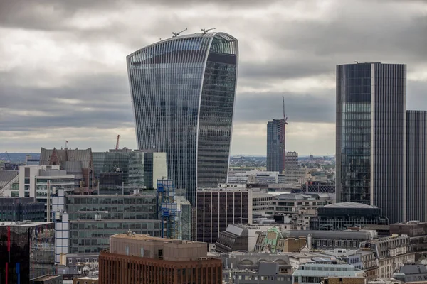 Close Van Moderne Architectuur Van Londen Tegen Bewolkte Hemel — Stockfoto