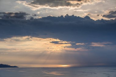 güzel moody storym gökyüzü withclouds güneş ve deniz kıyısı yansıması gizleme