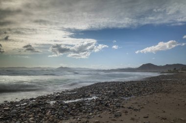 plaj ve la azohia Murcia, İspanya rüzgarlı bir günde kıyısında